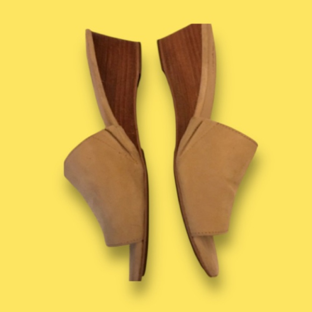 Tahari Tan Wedge Slip on Sandals size 8.5 - Picture 2 of 13